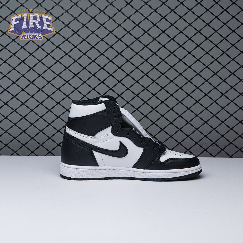 Jordan 1 Retro Black White 555088-010 Unisex